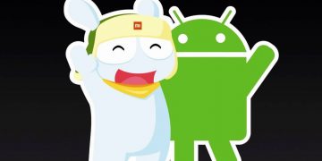 Mascote da Xiaomi e Android de braços dados
