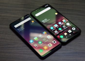 Foto do Xiaomi Mi 8 Lite ao lado do Xiaomi Mi 8