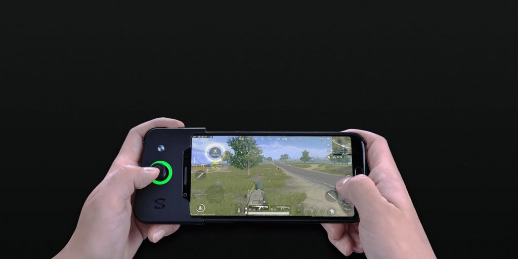 Pessoa jogando PUBG Mobile pelo Xiaomi Blackshark