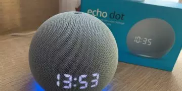 Echo Dot 4 com relógio